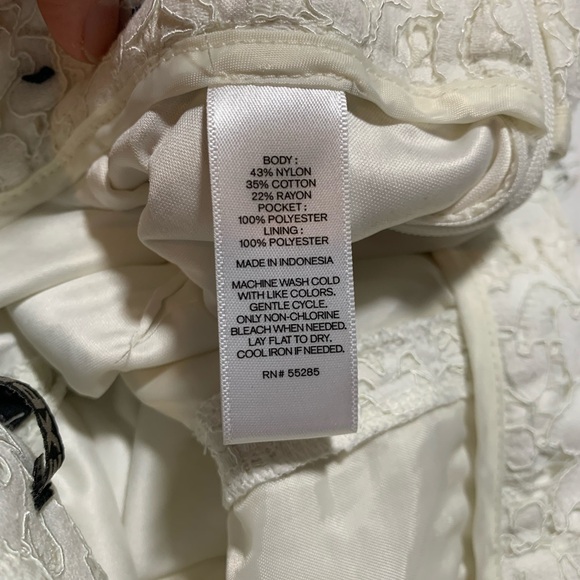 Express cream colored lace shorts. Size 4. - Picture 4 of 11